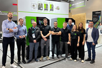 Group image with employees from ONE CLICK METAL and imes-icore at the booth on Formnext