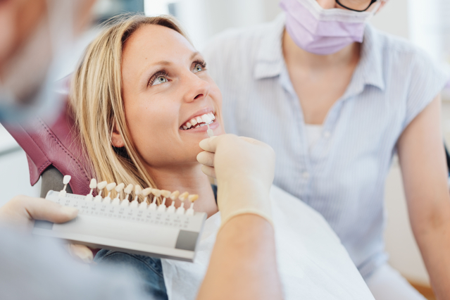 Entdecken Sie den Prozess der Auswahl von Veneers, einschließlich der präzisen Farbanpassung, die sicherstellt, dass Ihre neuen Veneers perfekt zu Ihrem natürlichen Lächeln passen.